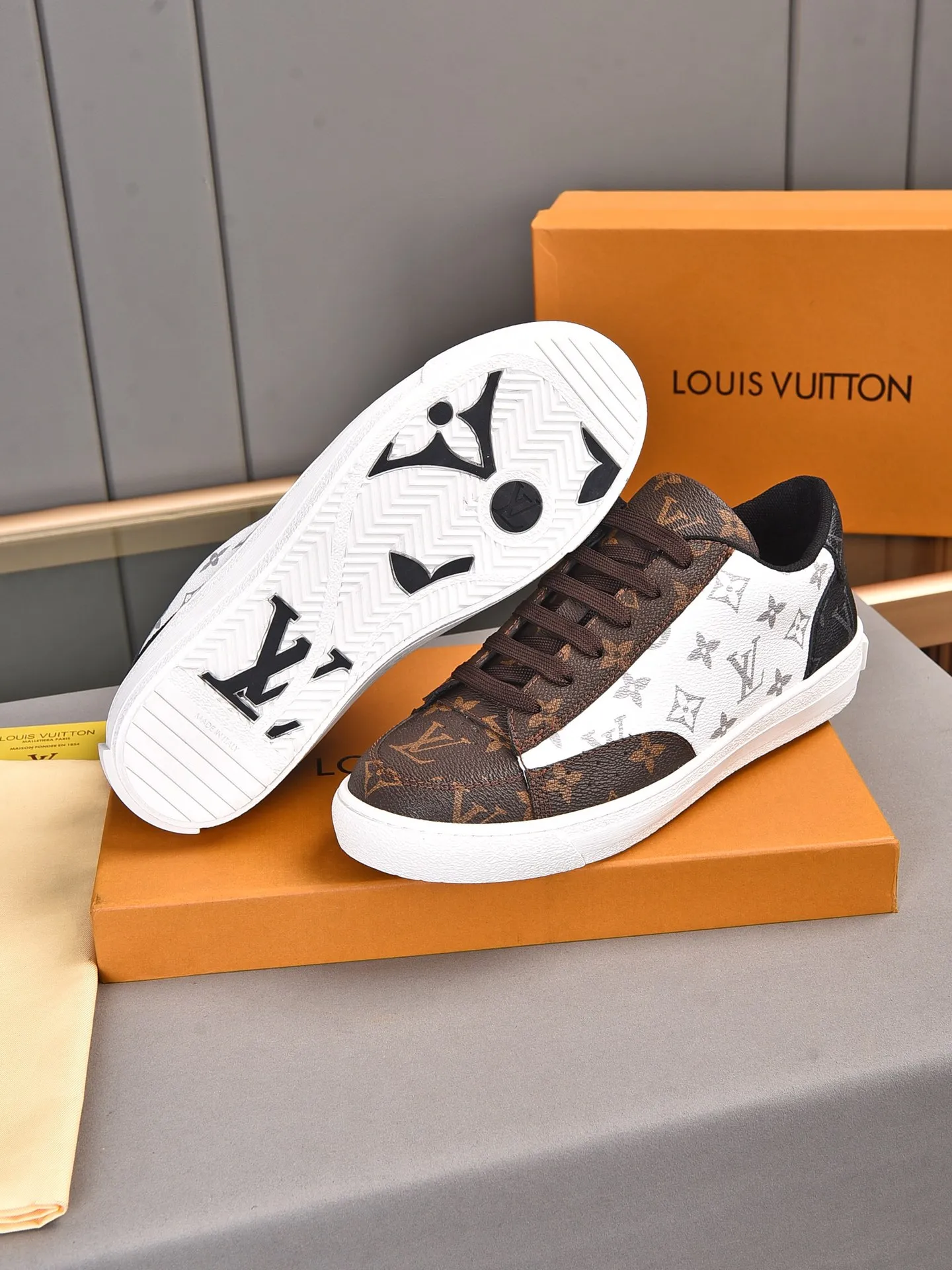 💰💰💰P420 [LV's latest model] New casual Korean-style men's shoes, new autumn and winter design, perfect workmanship, cabinet quality, upper PVC material, breathable mesh lining; soft and comfortable, original rubber outsole super light Wear-resistant, simple, versatile fashion men's shoes, bright colors Two colors available Size 38--44 (45 46 customized)
